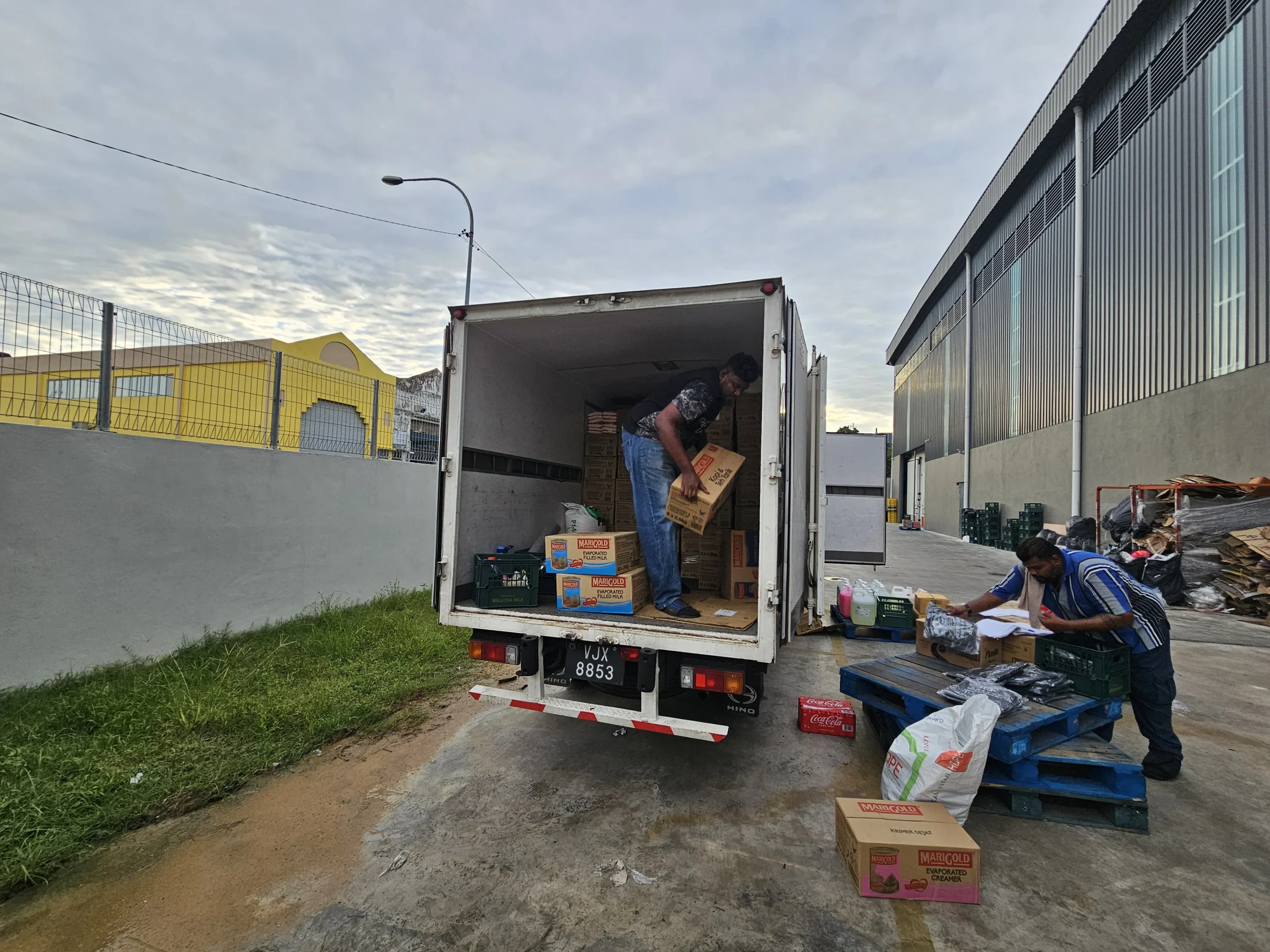 Allocate the food order for retailers by few workers